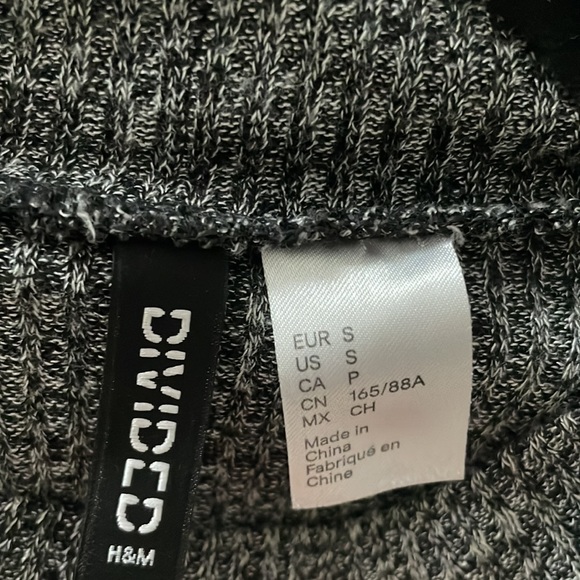 🌙3 FOR $20 
H&M Grey marl crop top - small - Picture 3 of 4